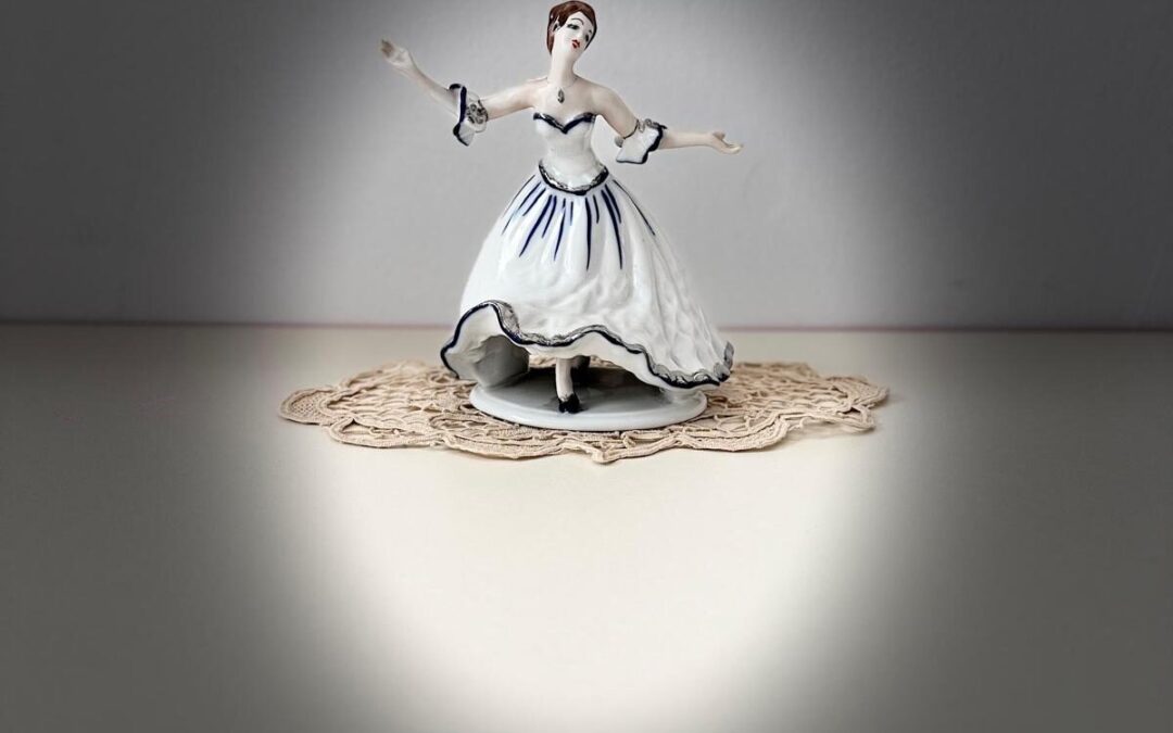 SUSPENDAT: TIMP –  Expoziție de bibelouri și milieuri – obiecte mici, ecouri mari ale unui trecut comun